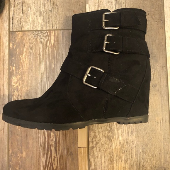 EUC!  Women’s Suede Wedge w/ functional zipper. - Picture 3 of 15